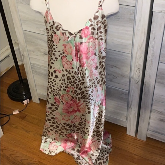 Robe and Nightie set - Picture 2 of 8